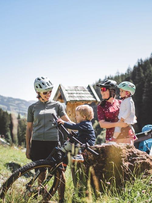 Biken-mit-der-Familie-Mountainbiking-with-the-family-4894x3263.jpg